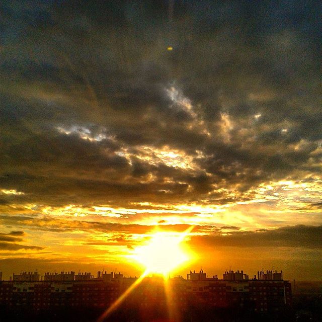 Bon día!!!!! Super amanecer desde mi terraza. Hoy impresionante contraste de colores. Sin palabras...#igersvalencia #match_valencia #total_cvalenciana #amanecer #alaquas #lovevalencia