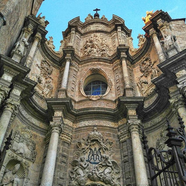 #valencia #comunitatvalenciana #spain #turismovalencia #valenciaenamora #valenciagram #valenciagrafias #match_valencia #loves_valencia #lovevalencia #estaes_valencia #ig_europe #igersvalencia #ig_spain #cathedral #medieval #miguelete #bluesky #cloudstagram #clouds #urban #architecture