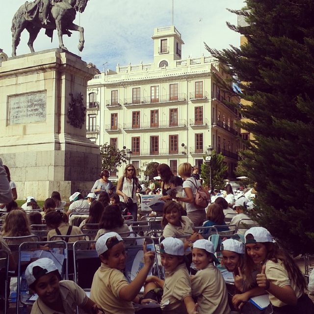 Los pequeños artistas de #valternamascamarena pintando al #reijaume en el Parterre
#9octubre #lovevalencia