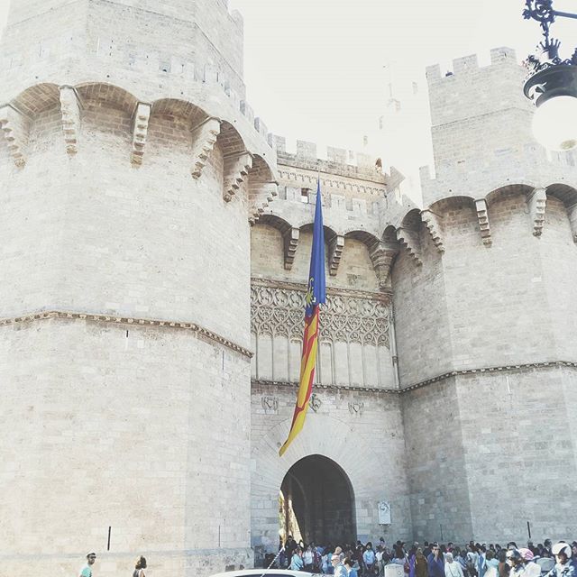 The tourist ?  #vsco #vscocam #vscogood #vscobest #vscophile #vscogrid #vscogram #vscophoto #vscobestpictures #vscobestcaptures #vscomonument #monument #valencia #valenciagram #valenciagrafias #hellovalencia #lovevalencia #estaes_valencia #igersvalencia #igerscomunitat #9deoctubre #senyera
