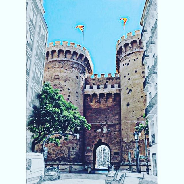 Valencia tambien tiene un color especial...? #october #otoño #valencia #valenciagram #torresdequart #spain #photo #photoaday #photooftheday #photos #walking #paseando #city #valenciacity #life  #instalove #instadaily #love #lovevalencia #day #wednesday #beatifulday #autumn #follow #beatiful #great #comunidadvalenciana #artvalencia #art  #arquitecturavalenciana
