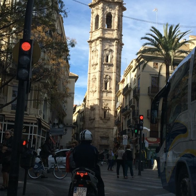Amo #Valencia! Love Valencia 
Vista del campanario de Santa Catalina desde la calle de La Paz. ???? #lovevalencia #valenciaspain #españa #musica #music #instamood #goodmood #bluesky #cieloazul #wind #otoño #aire #autumn #spain