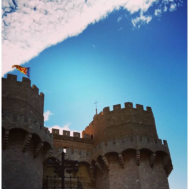Cuando las nubes se deshacen si las miras #igersvalencia #ig_valencia #valenciagrafias #valenciagram #valenciaenamora #estaes_valencia #skylovers #skyline #sky #misfotosdecielos #clouds #cloudscape #cloudlovers #landscape_lovers #landscape #architecture #archilovers #loves_architecture #loves_naturelife #lovevalencia #flag #instalife_shot #fotomovil_es