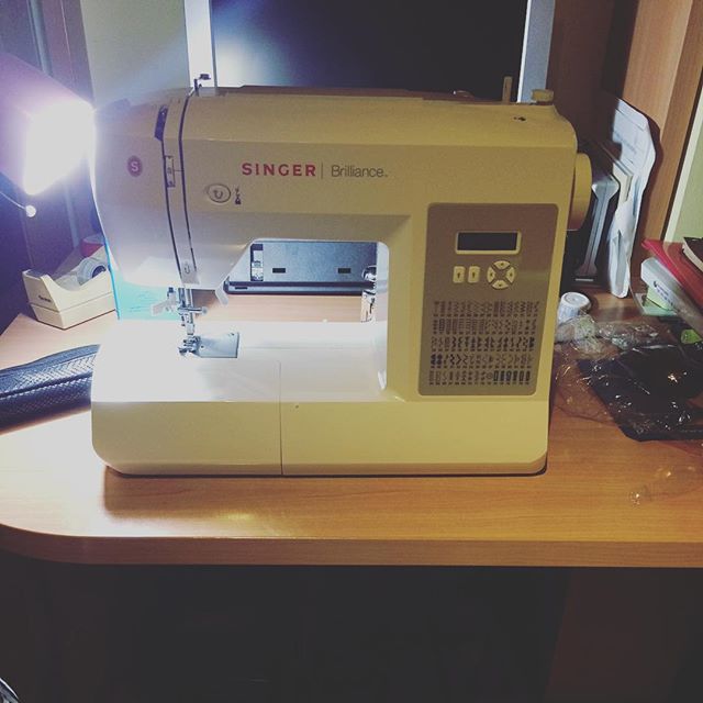 New toy! #goodnight #singer #sew #sewing #pretty #pictureoftheday #valencia #lovevalencia #spain #badday #tomorrowisanotherday