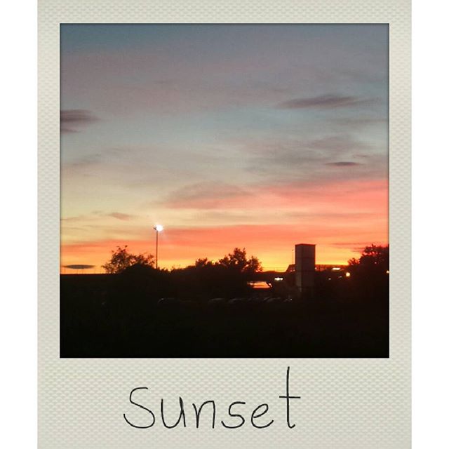 Cuadros de acuarela que se dibujan en el cielo ? ? ?Os recuerdo que a las 00:00 Cerramos el SORTEO de "El Mundo Azul" ?Bona niiiit amoretes ??? #atardecer #sol #sky #sunset #clouds #cielo #nubes #nature #sun #sinfiltros #skyporn #landscape #instagood #skylovers #love #otoño #flashInstants #igersvalencia @igersvalencia #valencia #lovevalencia #valenciacity