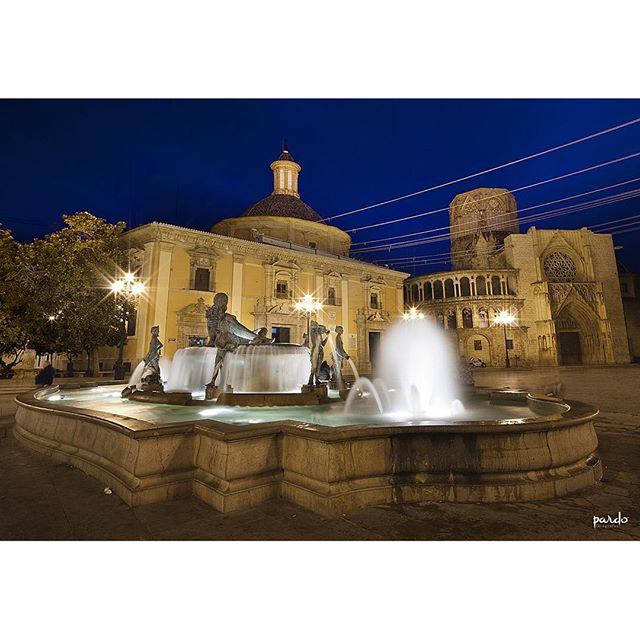 Plaza de la Virgen. #Valencia #Valengram #Igers #igersvalencia #Arquitectura #Arquitecture #ciudad #city #loveValencia #ValenciaLaMásBonita #paseo #Domingo #nocturna #night #FotografosPardo #TierraDeFallas #Fallas #Nikon
