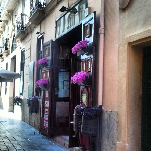 EL CAFE DE LAS HORAS -VALENCIA  #paseossoldevilavalencia#vsco #match_valencia #match_colour #total_cvalenciana #total_city #estaes_valencia #lucky_hdr #lovevalencia #loryandalpha #world_splash #worldbest_street #world_besthdr#igers_alicante #valenciaenamora#igers_valencia