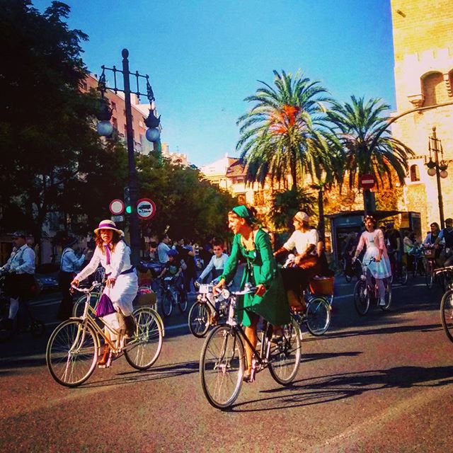 Serie: "Valencia is Back to the Future"
#valenciatweedride @igersvalencia @igersspain #bikelife #bikefriendly #bike #torreserrano #valencia #urbanart #streerview  #streetart #innovation #vintage #valencialovers #valenciaenamora #lovevalencia #igersvalencia #poramoralarte #sharingiscaring