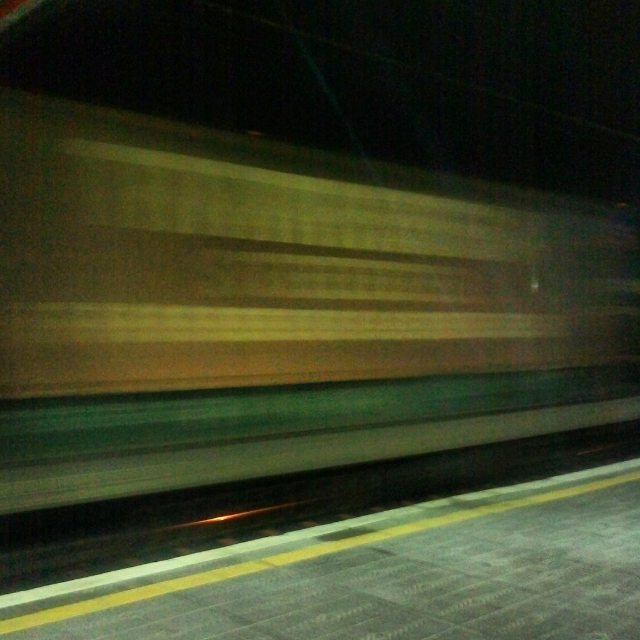 EL TREN PASA COMO LA VIDA - RAPIDO  #paseossoldevilavalencia #tren#match_valencia #total_city #total_cvalenciana #best_houlding_hdr #bnw_life #bnw_splash #world_splash #worldbest_hdr #worldbest_street #igerscomunitat #igersvalencia #xativa #lovevalencia #lucky_hdr #loryandalpha #vivo_street #