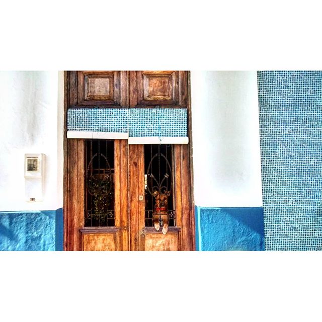 Gos a la fresca en el Cabanyal
#valencia #sunday #diumenge #domingo #streart #streetlife #valenciaenamora #love #dog #gos #lovevalencia #valencialover #poramoralarte #foto #blue #sharingiscaring