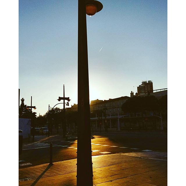 Y al fin sentir que la luz puede vencer a la sombra y ver tu mundo poblado de luces que van conquistando territorios...
#city #skylovers #skyline #sky #misfotosdecielos #sunset #sunset_madness #estaes_valencia #igersvalencia #ig_valencia #lovevalencia #loves_architecture #valenciaenamora #shadowhunters #shadow #light #sun #architecture #archilovers #architexture #loves_naturelife #loves_architecture