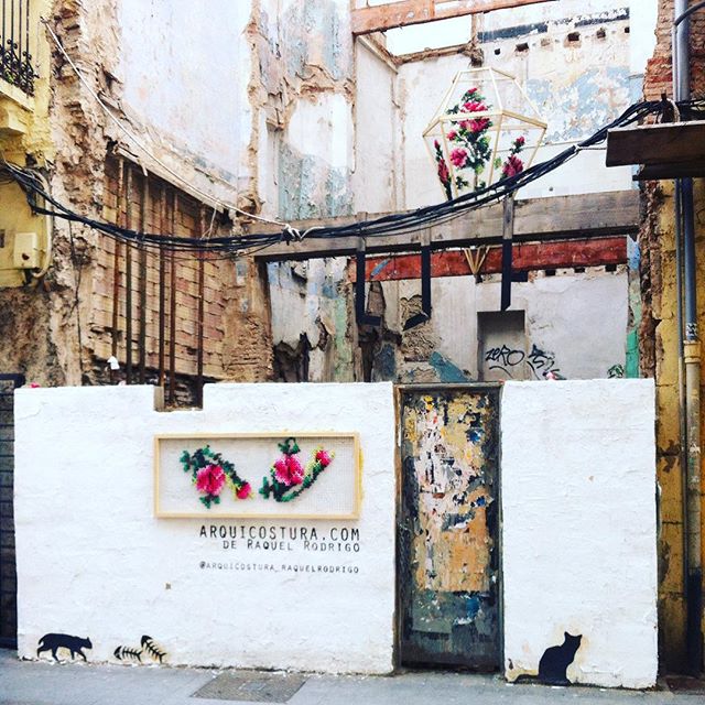 #streetart #art @arquicostura_raquelrodrigo #callebolseria #ciutadvella #valencia #flores @intramurs_valencia #lovevalencia