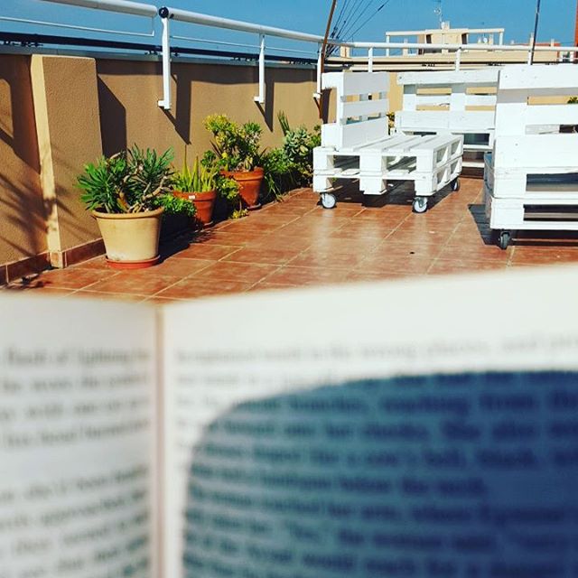 Noviembre... 21° y leyendo en la terraza en manga corta al solete #lovevalencia #sundays #sun #reading #terrace #sunonmyskin #valencia #quite #relax