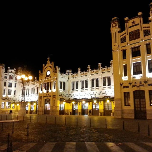 Estacion del Norte Valencia by night #valencia #ontdekvalencia #holiday #spain #igersvalencia #photooftheday #photography #vakantie #ig_valencia #lovevalencia