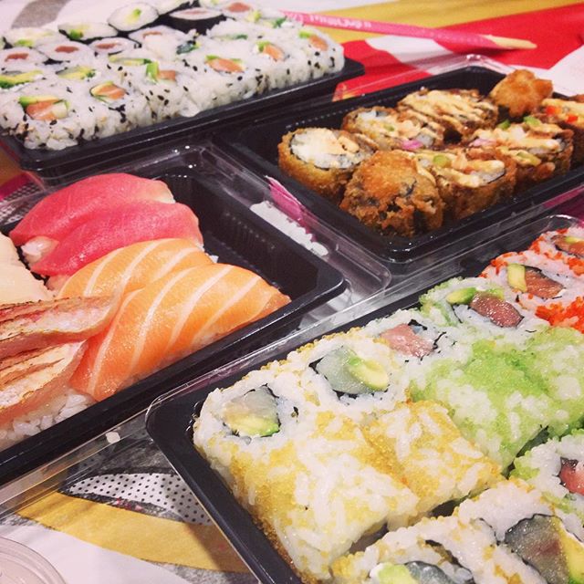 -sushi y compañeras de piso, feliz ??-
#sushi#misssushi#valencia#casita#sushiadomicilio#compañerasdepiso#home#felicidad#porfin#happy#flatmates#lovevalencia#maki#lovesushi ???