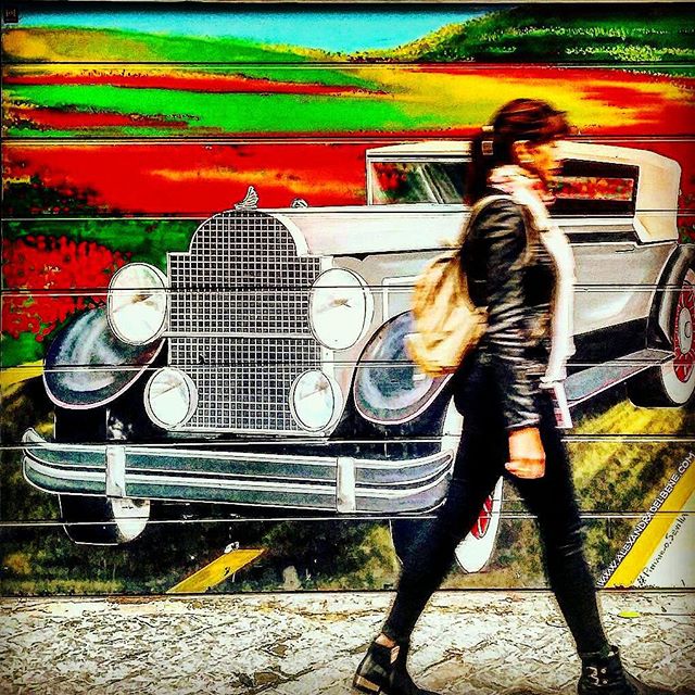 Mujer a alta velocidad #streetgrafias movilgrafias #igers #igersspain #somosinstagramers #descubriendoigers #igersvalencia #igerscomunitat #turismovalencia #lovevalencia #architecture #arquitectura #igers #visitspain #estoesvalencia #theeuropeancollective #primerolacomunidad #igeurope #igespaa #igworldclub #igersalbacete #igersclm #street #grafitti