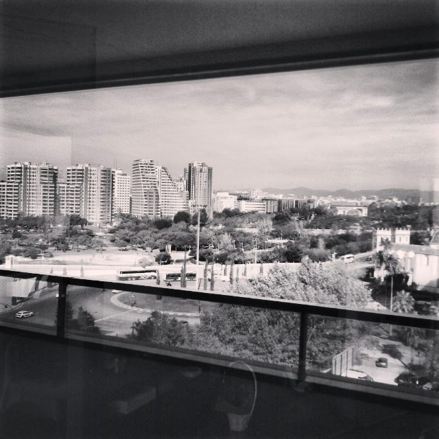 VISTA DE UNA ZONA DE VALENCIA. FOTO TOMADA DEL REFLEJO DEL VENTANAL DE UNA VIVIENDA  #paseossoldevilavalencia#match_valencia #vsco#total_cvalenciana #total_bnw #valencia_enamora #bynvalencia #bw #lovevalencia #loryandalpha #viva_bw #ok_bnw #igers_bnw #igers_valencia #world_besthdr #bnw_life#estaes_arte #world_bnw#estaes_bw#estaes_valencia #gallery_of_byw#enfocae