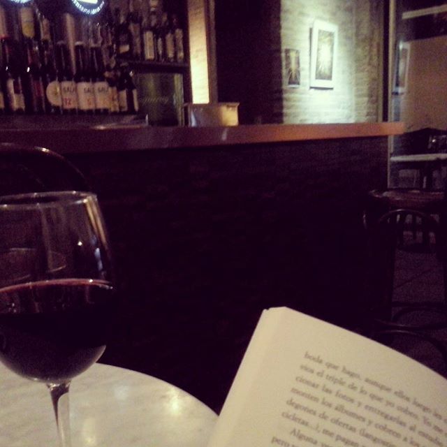 A veces un libro es la mejor compañía. A book is the best match. #bookandwine #cavadelnegret #elcarmen #lovevalencia