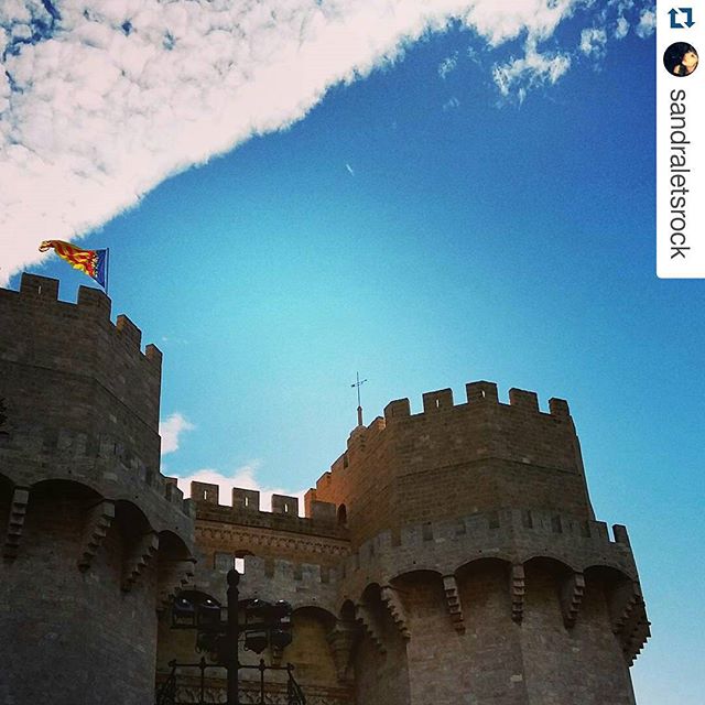 Las torres de Serranos de Valencia #Repost @sandraletsrock Cuando las nubes se deshacen si las miras #igersvalencia #ig_valencia #valenciagrafias #valenciagram #valenciaenamora #estaes_valencia #skylovers #skyline #sky #misfotosdecielos #clouds #cloudscape #cloudlovers #landscape_lovers #landscape #architecture #archilovers #loves_architecture #loves_naturelife #lovevalencia #flag #instalife_shot #fotomovil_es