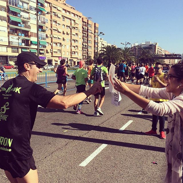 Somos o reflexo das nossas ações. Sorrisos. Muitos sorrisos. Um "Gracias campeonas" vindo de gente que levava já 36km nas pernas. Termina-se a manhã assim por aqui. Com dores na garganta mas de coração cheio. ¡Campeones son vosotros! #marathon #maratonvalencia #maratonvalencia2015 #lovevalencia #valencia #sonrisas