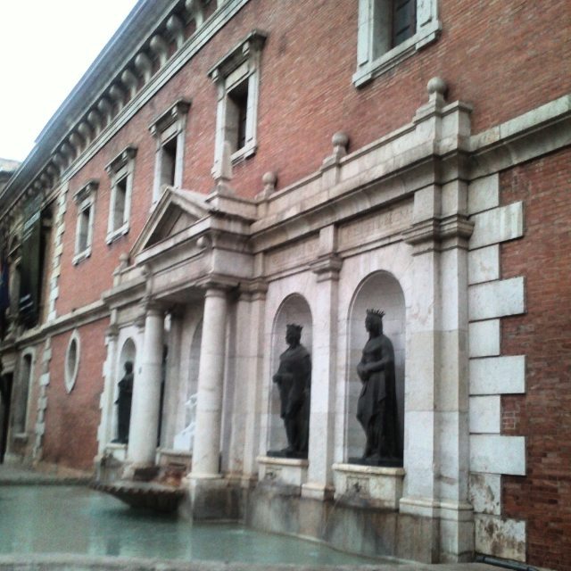 FUENTE PLAZA UNIVERSIDAD DE VALENCIA  #paseossoldevilavalencia #vsco #match_valencia #total_city #total_monumens#estaes_arte #total_cvalenciana#estaes_valencia #vivo_street #igersvalencia #igerscomunitat #best_houlding_hdr #world_splash #worldbest_hdr #world_great #lovevalencia #loryandalpha #hdr_spain #hdr_city