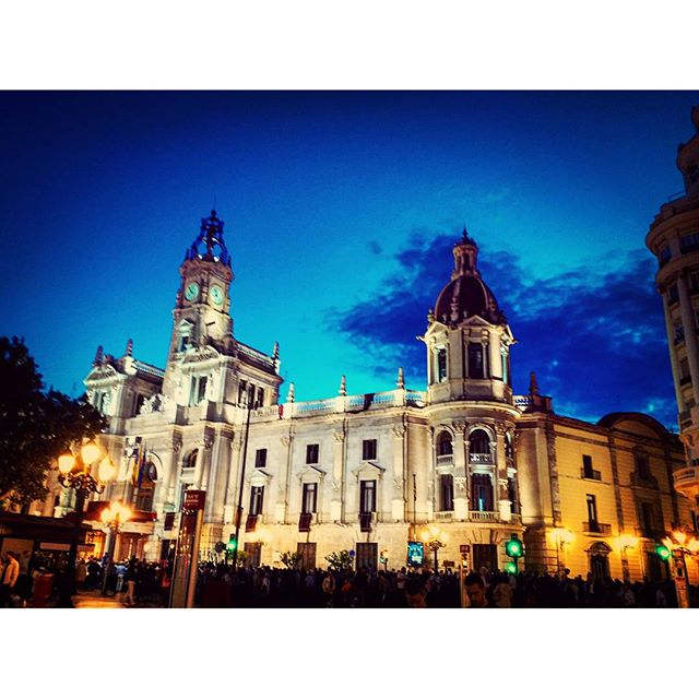 #valencia #valenciagram #photo #photographyy #photografer #fotografia #sunset #city #comunidadvalenciana #spain #valenciaspain #ayuntamiento #arquitectura #arquitecturephotography #arquitecture #monuments #lovevalencia #amovalencia