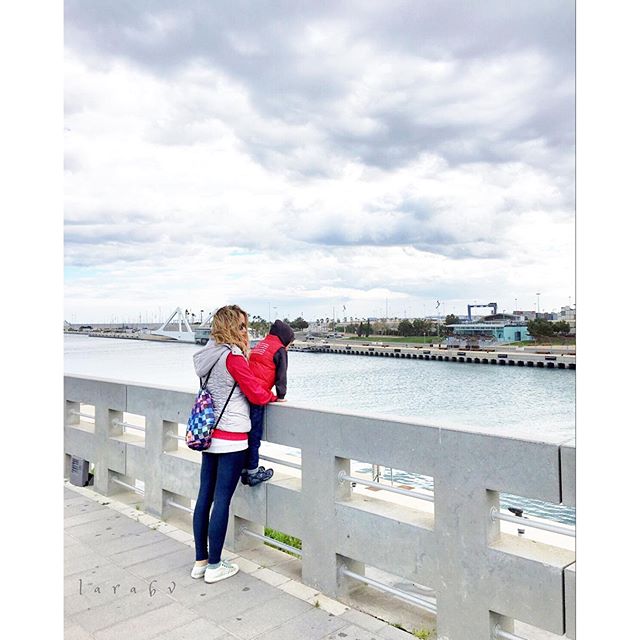 ?????? ?E?? ?IE???E?

Erase una vez la historia de un niño y una niña. El niño se llamaba Siempre y era una persona soñadora, aventurera, que creía que todo lo que veía no era todo lo que había en realidad y que había algún lugar donde las leyendas cobraban sentido. Por contra estaba Nunca.
Nunca era una persona pesimista, una persona realista, una persona que solo se fiaba de aquello que podía comprobar y constatar con sus propios ojos y que no se creía ni historias ni cuentos.
Entonces llego un día en que Siempre se acerco a Nunca y le dijo que su mayor sueño en la vida era viajar y llegar hasta el sol. 
Ella dijo: "No podrás. Si saltas te vas a caer. O lo que es peor, si llegas te vas a quemar."
Supongo que ella lo que intentaba era ser la cuerda de globo de los pájaros que tenía en la cabeza Siempre, pero tal era el peso de sus sueños y tantos pájaros tenía en la cabeza, que llego un día en que todos a la vez emprendieron el vuelo y Siempre se perdió en mitad del cielo.
Hay quien dice que llegó. Otros que se cayó. Incluso hay quien dice que cumplió su sueño, pero de todo esto que pasó Nunca nunca lo supo porque echó raíces en el suelo.
Y es que si siempre te dices nunca, nunca sera siempre.

Rayden