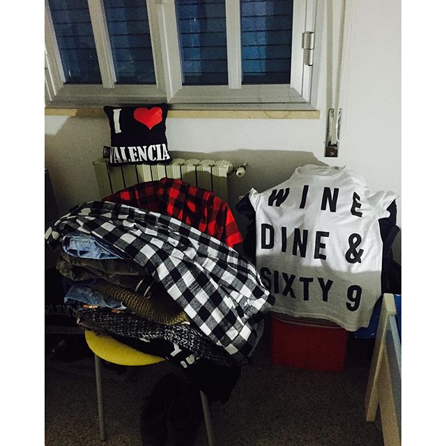 #myroom #mydress #mytshirt #myvida #blackandwhite #blackandred #lovevalencia #instacool #instagram #instahub #instapic #instausa #instaitalia #window #lovedress #picture #likes #100likes #loveit