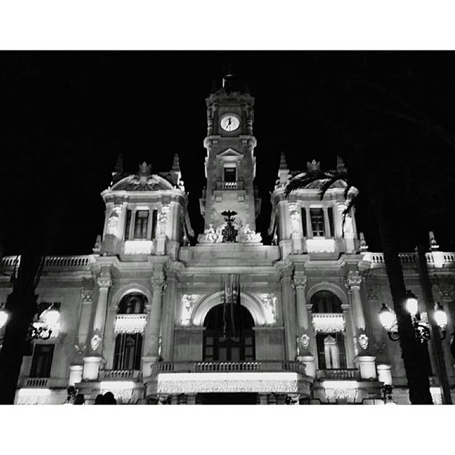 #christmas #plazadelayuntamiento #valencia #lovevalencia #saturdaynight #perfectsmoments #thebest #photography #photographerlovers #phoyographylovers #photographerlife #photogrid #photobomb #photographyislife #beautifulplace #city #phoneshot #blackandwhite #inlove #lights #christmaslights