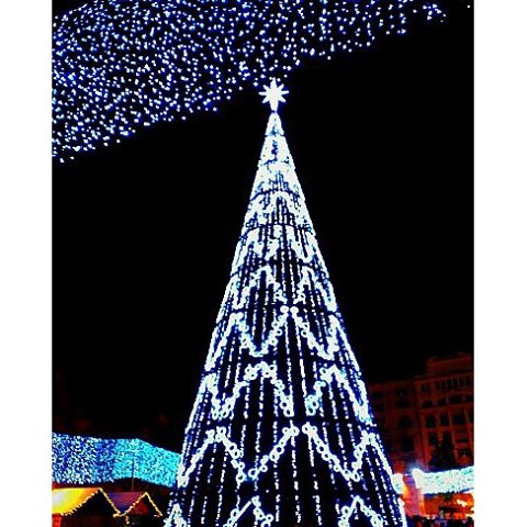 #christmastree #bonnadal #navidad #valencia #valenciagram #valencianuit #instagramers #instalike #instagoodmyphoto #merrychristmas #holiday #igersvalencia #nice #beautiful #pretty #bonitoscolores #citylights #megustavalencia #nature #tree_brillance #lovevalencia #foto #photo #photographs #photografer#valenciaenamora#valenciagrafias#nadal#ig_spain#ig_europe