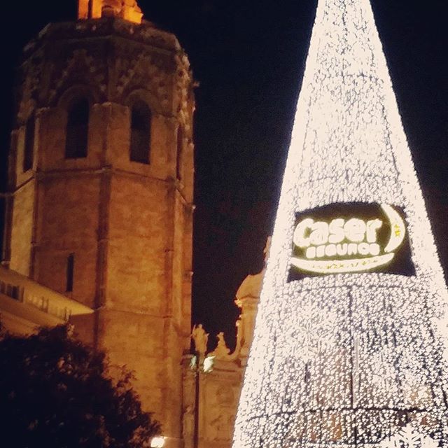 El #micalet  tiene compañía esta #navidad?y Belén. La Pl. de la Reina está preciosa #instalike #instgram  #valenciacity #valenciaterraimar  #igersvalencia  #belén  #comunitatvalenciana #cristmas  #cristmastree #valencia #centrovalencia #comerciantescomprometidos @vlcshopping @perefuset @carlosgaliana #lovevalencia #catedral #barroco #urbano #selfy