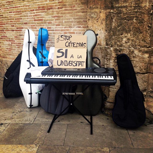 #lovevalencia #arte #huelga #detallesqueenamoran #lovevalencia #spain #valencia #vsco #vscocam #valencia #comunidadvalenciana #musica #musicacademy #musicacallejera