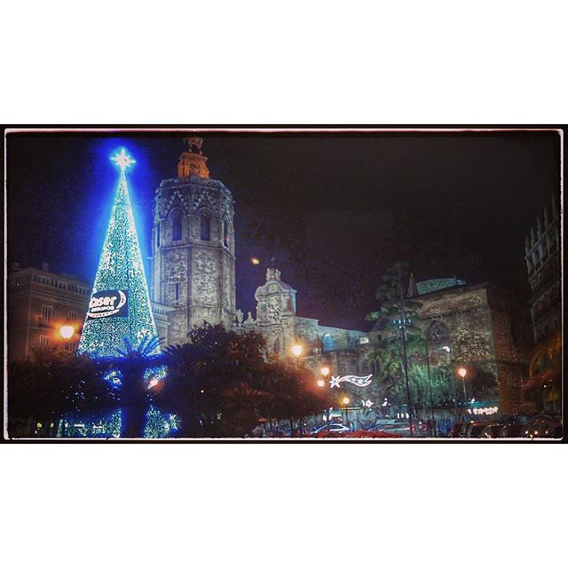 #lovevalencia  #plazadelareina #plazadelareinavalencia #navidad #christmas #catedral #catedraldevalencia #caserseguros #arbol #arboldenavidad #plaza #valencia #fotomovil #igersvalencia #miguelete #micalet #navidad2015 #navidadvalencia