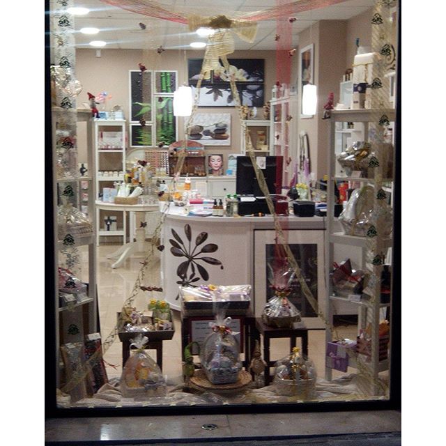 Ya sabéis la realidad, casi todas las celebritis realmente utilizan cosmética ecológica al igual que su alimentación.
DUESGOTETES quiere ser tu referente en cosmética eco-natural. 
Tu atelier cosmético ya que también puedes adquirir los productos para elaborar tus propia cosmética
Conocenos, un mundo de salud y belleza por descubrir. Estaremos encantados de escuchar vuestras necesidades y atenderlos.
Felices fiestas.
#duesgotetes #lujo #cosmeticadelujo #exclusiva #delujo #belleza  #bellezanatural #atelier #exclusividade  #aromas #universonatural #unico #unica #lujodecosmetica #love #novedad #novedades #lovevalencia #love #lovevalencia