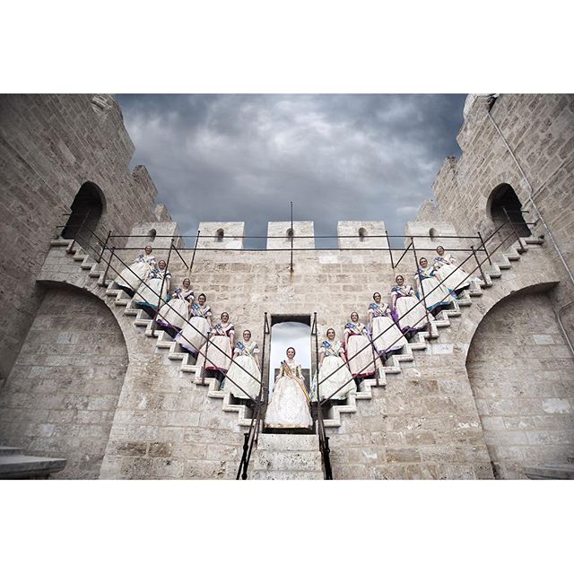 Torres de Serranos. #Valencia #Valengram #Igers #igersvalencia #Arquitectura #Arquitecture #ciudad #city #loveValencia #ValenciaLaMásBonita #fallas #falleras #retrato #fotografía #photography #fotografoderetrato #Fiestas #portrait #portraitphotographer #Spain #fallasdeValencia #indumentaria #trajeregional #tradición #indumentariaValenciana #FotografosPardo #TierraDeFallas