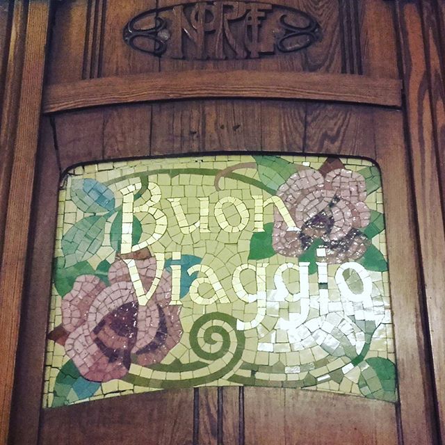 Trencadís modernista. Estación del Norte, Valencia. Desea buen viaje a los pasajero en muchos idiomas #loveValencia