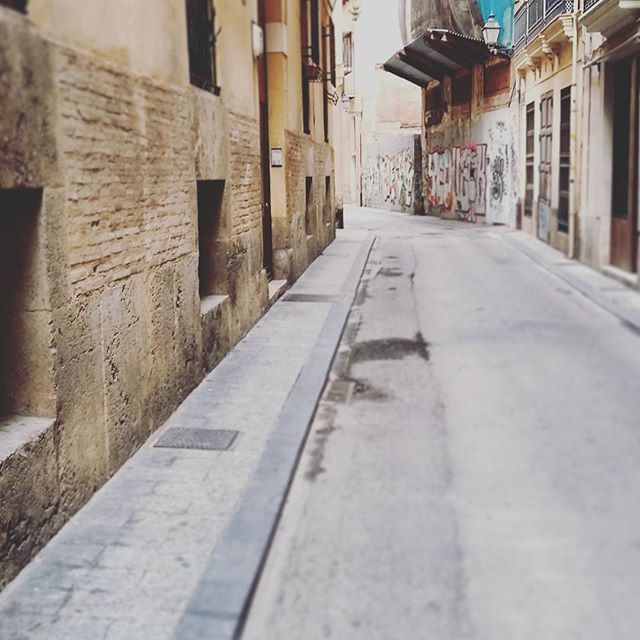 "Biología pura y metafísica, una habla la otra actúa, se conocen pero nunca se han visto la cara..." #street #streetstyle #streetart #old #city #igersvalencia #ig_valencia #valenciagram #valenciagrafias #lovevalencia #estaes_valencia #daros_city #fotomovil_es #fotoclub_ab #instalife_shot #landscape #graffiti #architecture #loves_architecture #archilovers #architexture