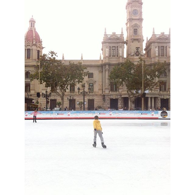 Cos ice skating at 18 degrees and that surroundings is not half bad!#valencia #letsvalencia #patinaje#kids#spain#lovevalencia