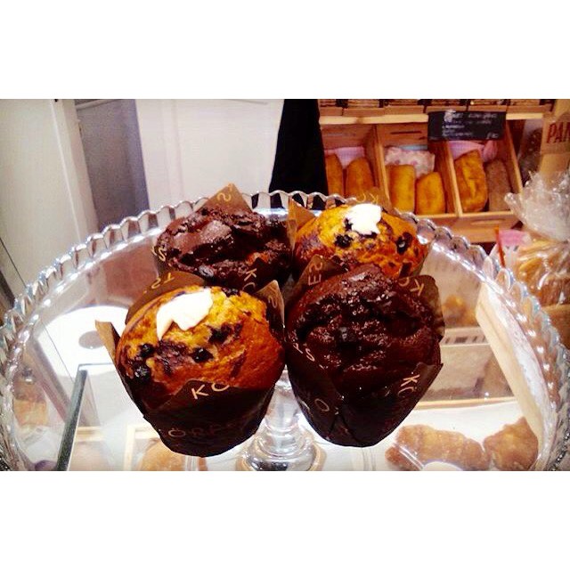 Madrugar da hambre ¿a que sí? Nosotros nos vamos a @buenasmigasvalencia a por estos #muffins de arándanos y crema de #queso y de triple #chocolate ??? #viveelcarmen #valencia #elcarmen #barriodelcarmen #foodies #foodiesvalencia #lovevalencia #yummy #sweet #desserts #pornfood