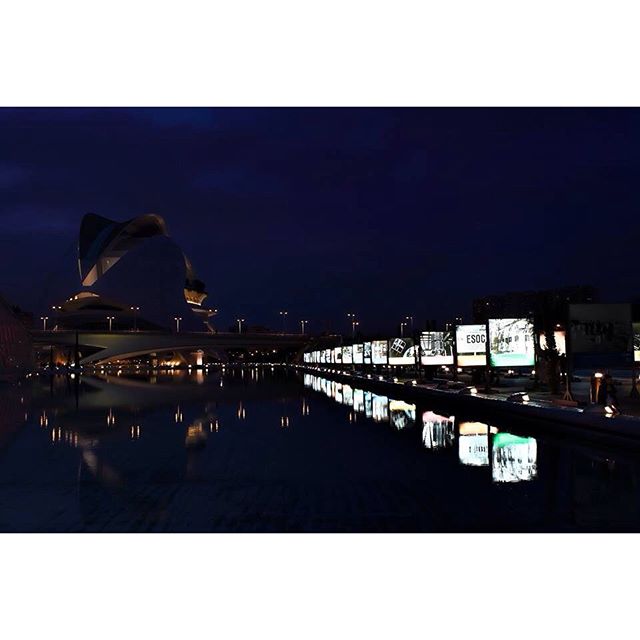 #lovevalencia #valenciagrafias #valenciagram #all_sunsets #horaazul#noche #landscape#valencia_enamora#reflejos #reflection #lovevalencia #loves_valencia