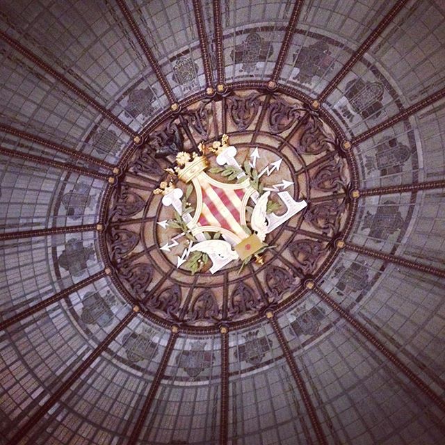 Valencia tiene de los edificios más hermosos que he visto, y si encima alberga millones de deseos de miles de personas ... Correos un espacio mágico #valencia #techoshermosos #lovevalencia #arquitectura #arquitecture