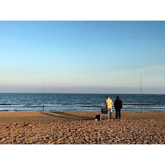 Mi mar... Qué paz. Carrerita para hacer sitio para la cena. Feliz Navidad a todos!!!! #happy #sinfiltro #lovevalencia #nofilter #run #beach #nikeplus #VSCOCam #fishing #running #winter #sunset #atardecer