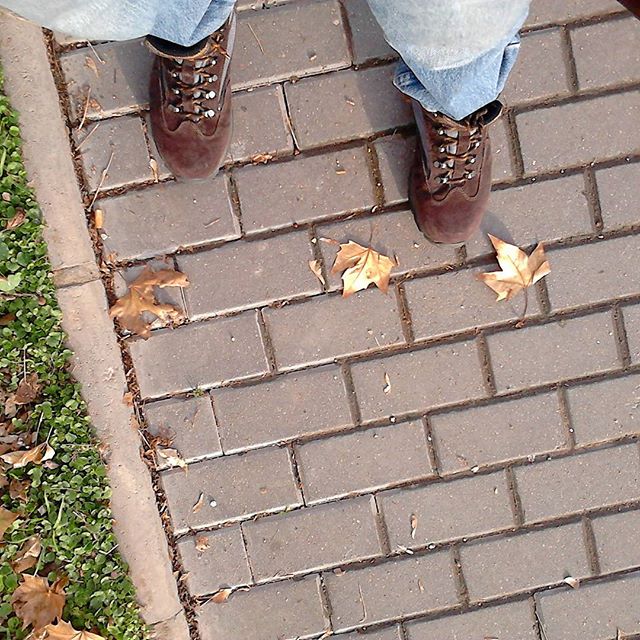 #mispies #no #caminan #solos #consusbotas #de #montaña / #todaslashojassondelviento  #yaquelasmuevehastaenlamuerte  #harry #pastito #sendero #otoño #instavalencia #valencia #valenciagram #comunidadvalenciana #lovevalencia #igers #instagood.