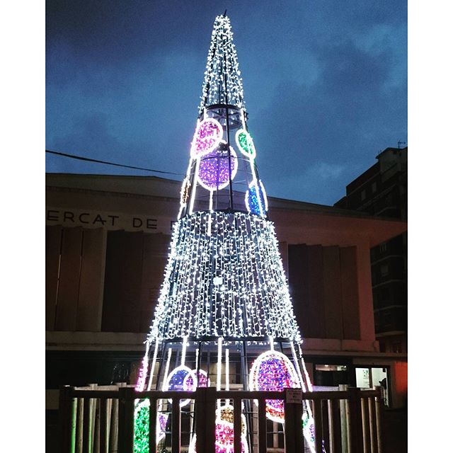 El árbol de Navidad del barrio de Ruzafa ? #lovevalencia #visitvalencia #loves_valencia #total_cvalenciana #ruzafa #russafa