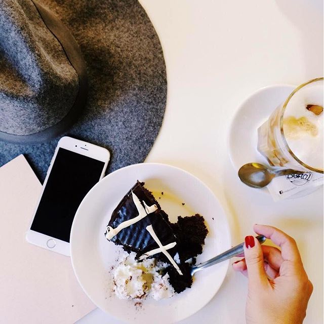 Siempre es un buen momento para darle al "stop" y sentarse a disfrutar de un trozo de tarta de chocolate, ¿no os parece? ??? ¡Ven a vernos y vive tus #MomentosBertal! #Valencia #brunch #foodlovers #chocolate #chocolatelover #cake #cakelover #foodie #yummy #lovevalencia #coffee #coffeelover #instafood #valenciagram #igersvalencia #friends #foodporn #Bertal #delicious #micalet #miguelete #valencialove #merienda