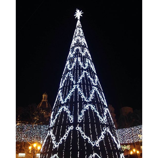 #christmas #street #christmanstreet #valencia #lovevalencia #christmanslights #noi #love #night #photo #photooftheday #like4like