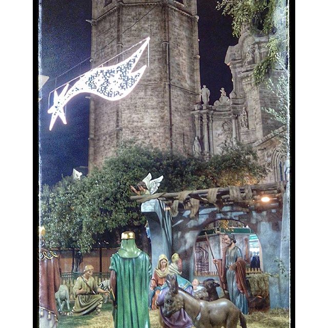 #lovevalencia #igersvalencia  #plazadelareinavalencia #plazadelareina #catedral #catedraldevalencia #belen #plaza #navidad #navidadvalencia #christmas #fotomovil #miguelete #micalet #navidad2015
