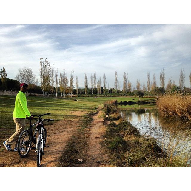 Acompañada ... Disfruta de esos pequeños detalles y que mejor que contigo... #valencia #rioturia #paseosenbici #bici #diasdesol #lovevalencia