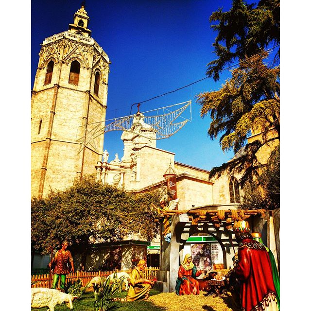 Este año, el Belén Navideño luce  al pie del Miguelete,  campanario de La Catedral de Valencia.
