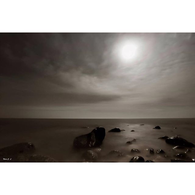 #moon ##lovevalencia #fotonoche #fotoclub_bnw #fotonocturna #beaches #valencia #blancoynegro #minimal #